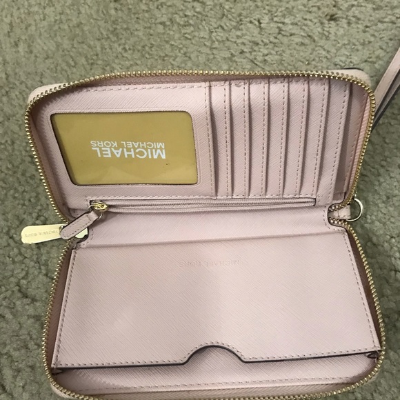 Michael Kors Light Pink Large Smartphone Wristlet